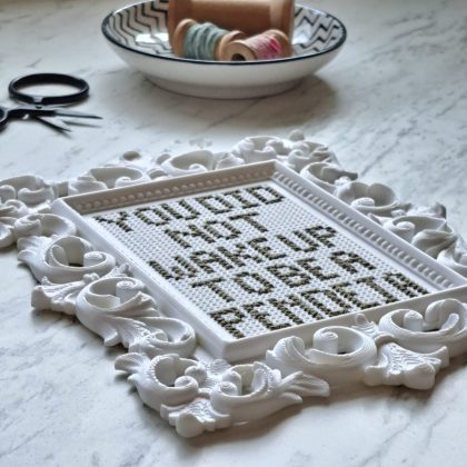 Embroidery on 3D frame template
